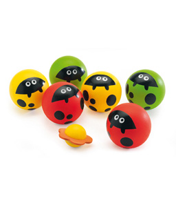 Illustratrice, pour Djeco.
Jeu de pétanque, à partir de 3 ans, en bois.