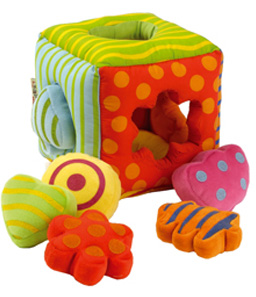 Design produit, pour Latitude Enfant
Définition de la collection, réalisation des dessins, dossiers techniques et
mise au point des prototypes.
Cliquer. Les produits dérivés de la collection, à découvrir...
A la Une, le Cube à sons.